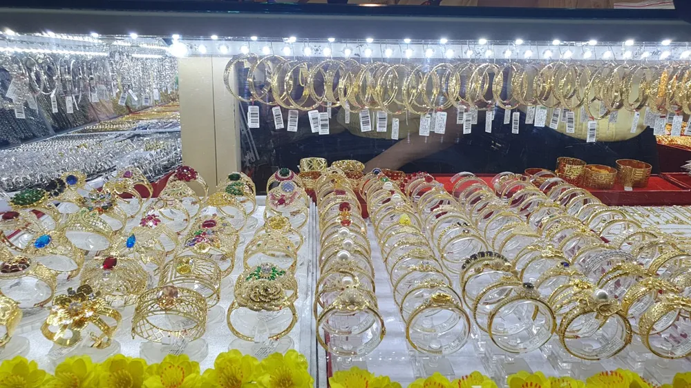 Giá vàng trang sức 18K (ngày 18-2) được mua - bán quanh mức 44,7 triệu đồng/lượng (mua) và 46,2 triệu đồng/lượng (bán), tăng 100.000 đồng/lượng ở hai chiều so với hôm qua. Ảnh: T.L giá-vàng_3.jpg