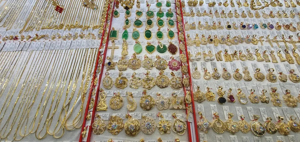Mặt dây chuyền được gia công với rất nhiều mẫu mã khác nhau, trong đó tiền gia công các loại vàng trang sức không điều chỉnh tăng so với năm ngoái. Ảnh:T.L vang-trang-sức.jpg
