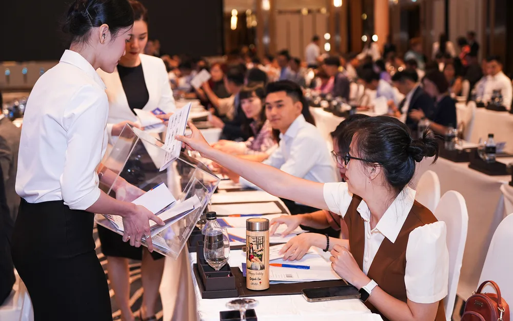 Cổ đông bỏ phiếu thông qua các tờ trình về kế hoạch kinh doanh, phương án chia cổ tức cho cổ đông. Ảnh: T.L VIB_cổ đông bỏ phiếu.jpeg