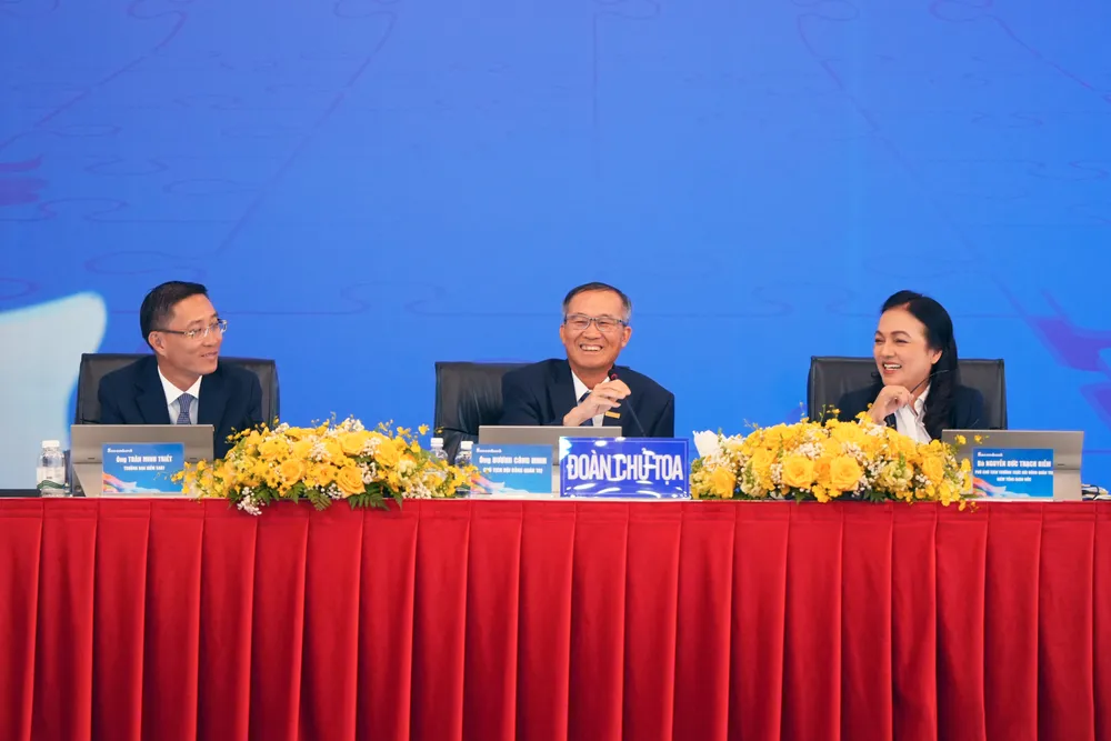 Ông Dương Công Minh, Chủ tịch Sacombank (giữa) trả lời cổ đông về tin đồn. Ảnh:T.L ông Dương Công Minh- Sacombank.jpeg