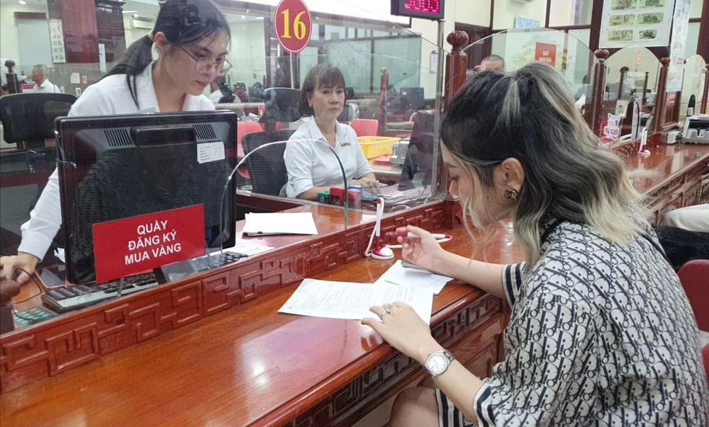 Ngân hàng tăng thêm địa điểm bán vàng miếng. Ảnh:T.L bán vàng miếng