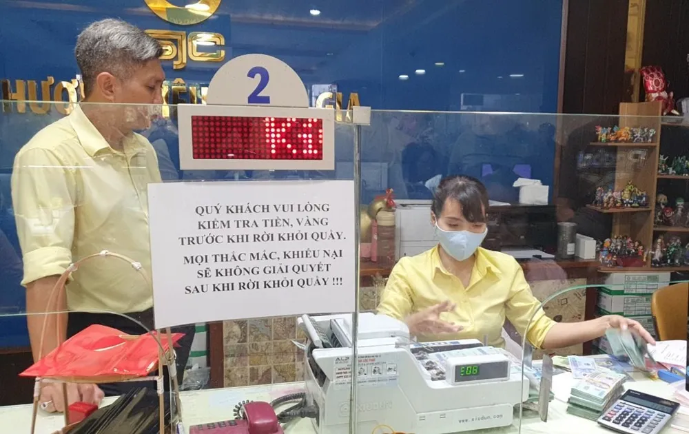 khách hàng bán vàng miếng.jpg