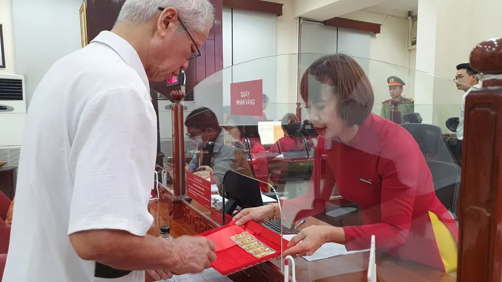 khách hàng mua vàng miếng SJC