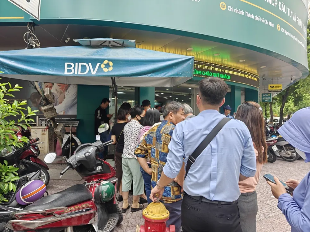 khách xếp hàng mua vàng miếng.jpg