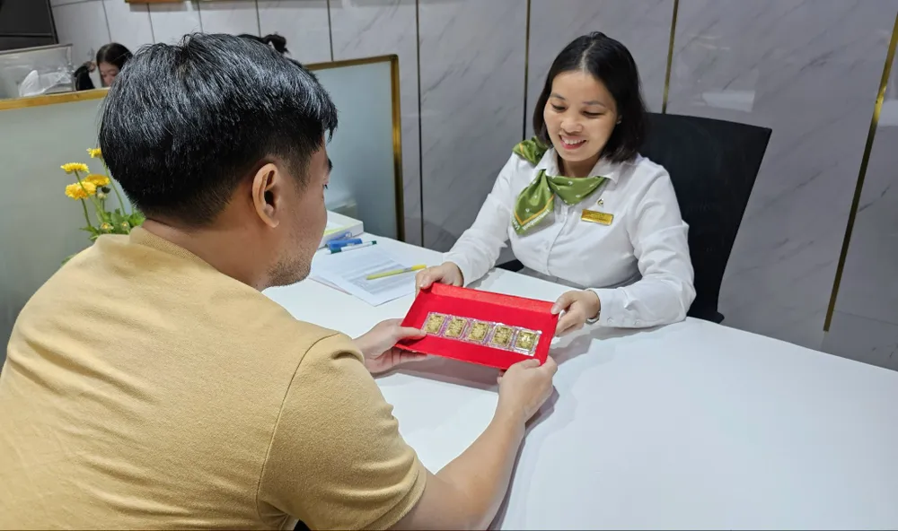 Khách hàng mua vàng miếng. Ảnh:T.L mua vàng miếng.jpg