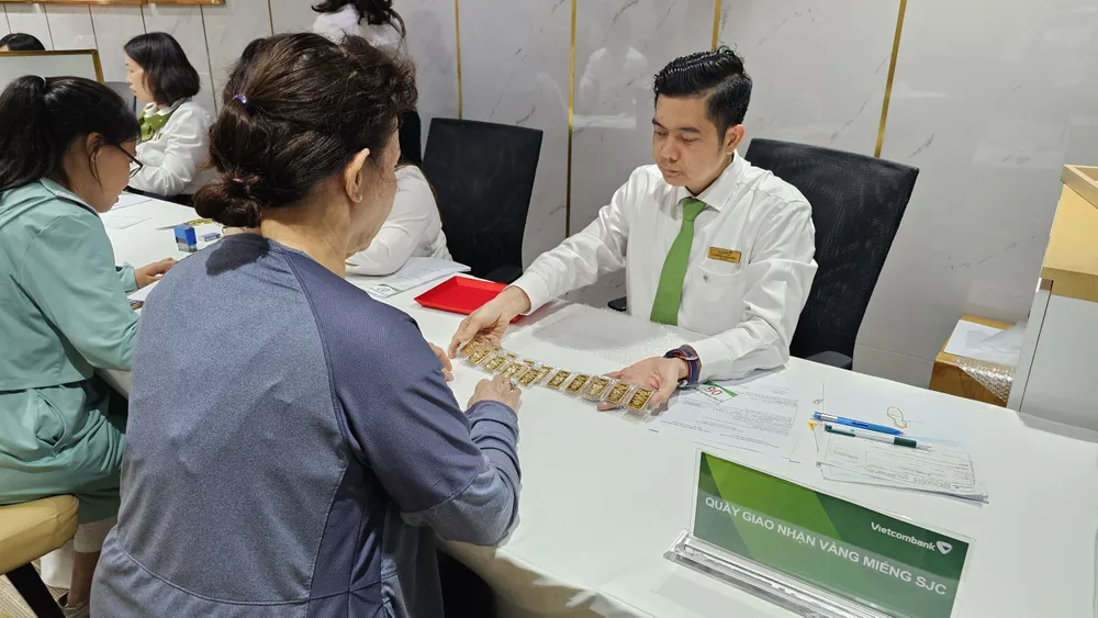 Khách hàng mua vàng nhằm mục đích tiết kiệm. Ảnh:T.L bán vàng miếng