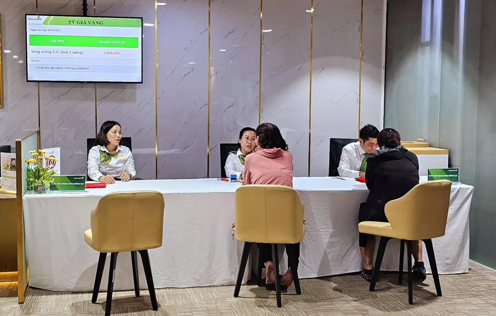Bên cạnh những người mua vàng miếng SJC để tích lũy, trả nợ, cũng có không ít người mua vàng miếng SJC để trục lợi. Ảnh: T.L vàng miếng sjc.jpg