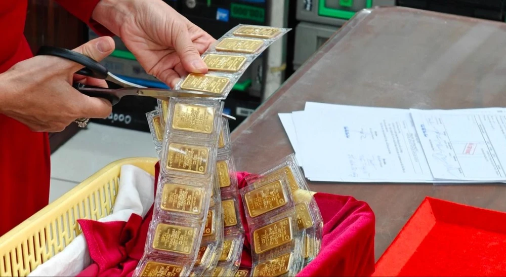 Sức mua vàng miếng SJC tại ngân hàng vẫn nóng. Ảnh:T.L vàng miếng SJC.jpg
