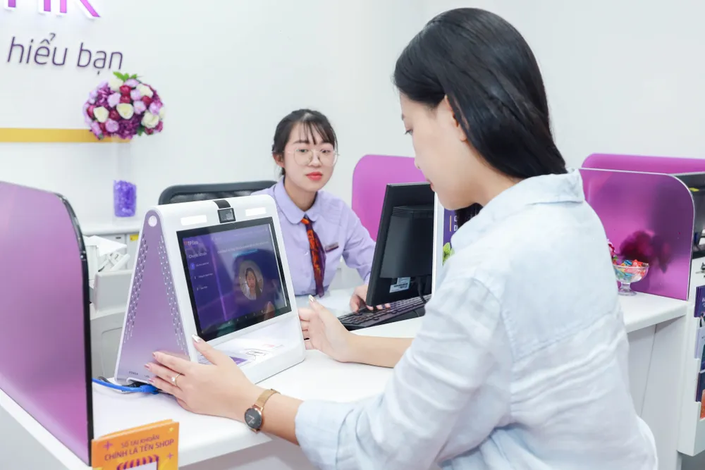 Các ngân hàng tích cực hỗ trợ khách hàng xác thực sinh trắc học giữa tài khoản thanh toán và CCCD gắn chip. Ảnh: T.L xác thực thông tin CCCD gắn chip.jpg
