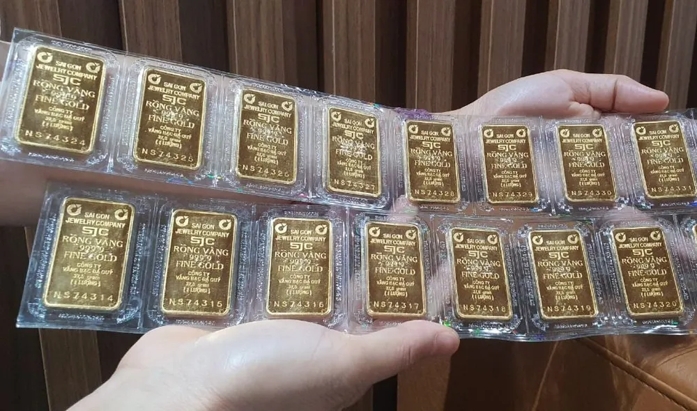 Giá mua vàng miếng SJC trên thị trường đột ngột giảm. Ảnh: T.L suất mua vàng miếng