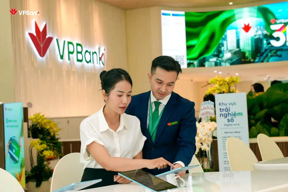 Chuyển đổi số giúp khách hàng trải nghiệm liền mạch và đồng bộ hơn trong các dịch vụ ngân hàng. Ảnh: T.L Chuyển đổi số giúp khách hàng trải nghiệm liền mạch và đồng bộ hơn trong các dịch vụ ngân hàng.