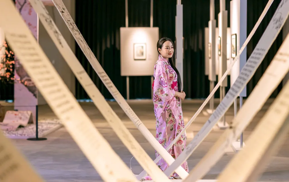 Ông Nguyễn Thế Sơn - Giảng viên nghệ thuật trường Đại học Quốc gia Hà Nội cho biết: "Dòng tranh Ukiyo-e có nhiều nét tương đồng với văn hóa, nghệ thuật truyền thống Việt Nam như tranh dân gian Hàng Trống, tranh Đông Hồ tại Việt Nam". trien-lam-tranh-3.JPG