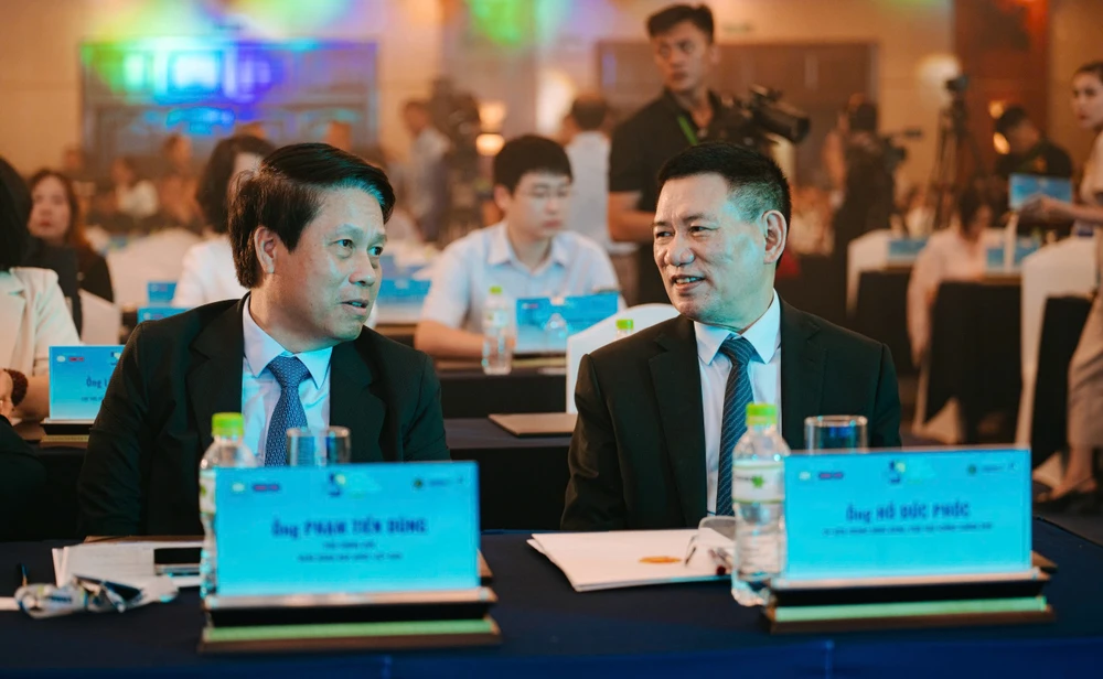 Phó thủ tướng Hồ Đức Phớc (bên phải) và ông Phạm Tiến Dũng, Phó thống đốc NHNN tại hội thảo thanh toán số