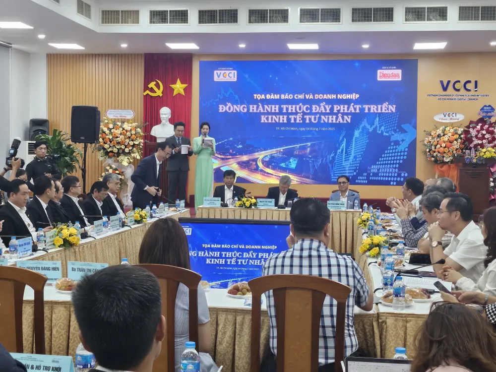 Quang cảnh tọa đàm “Báo chí đồng hành cùng doanh nghiệp thúc đẩy phát triển kinh tế tư nhân”. Ảnh: T.L “Báo chí đồng hành cùng doanh nghiệp thúc đẩy phát triển kinh tế tư nhân”.