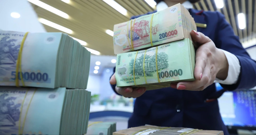 NHNN cảnh báo rủi ro khi ngân hàng giải ngân khoản vay để khách hàng thanh toán tiền đặt cọc bất động sản qua các “văn bản thỏa thuận”.