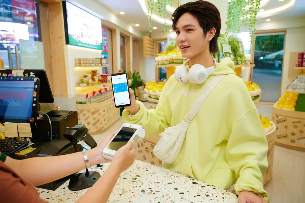 Các ngân hàng đẩy mạnh chuẩn thanh toán số, rút ngắn thao tác và tăng cường an toàn giao dịch.