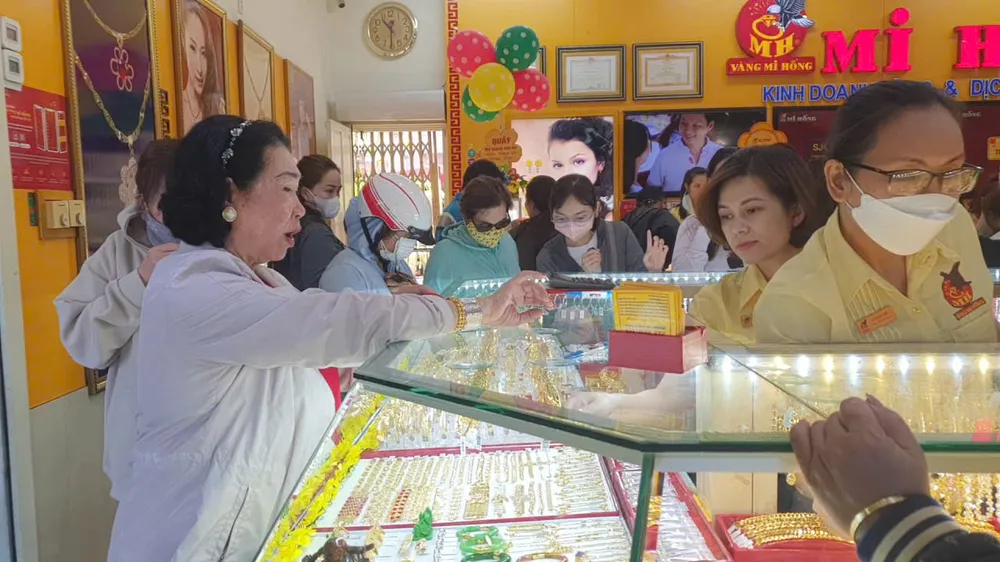 Giá vàng trong nước và thế giới chênh lệch cao chưa từng có