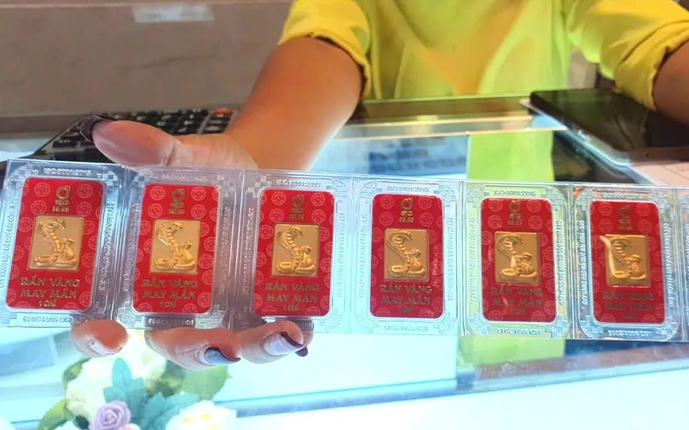 Giá vàng trong nước tiếp tục nới rộng khoảng cách chênh so với giá thế giới