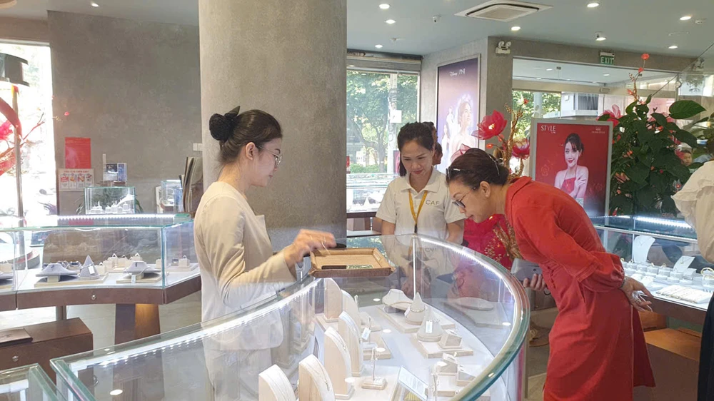 Khách mua vàng trên 20 triệu đồng buộc thanh toán qua tài khoản ngân hàng chính chủ.