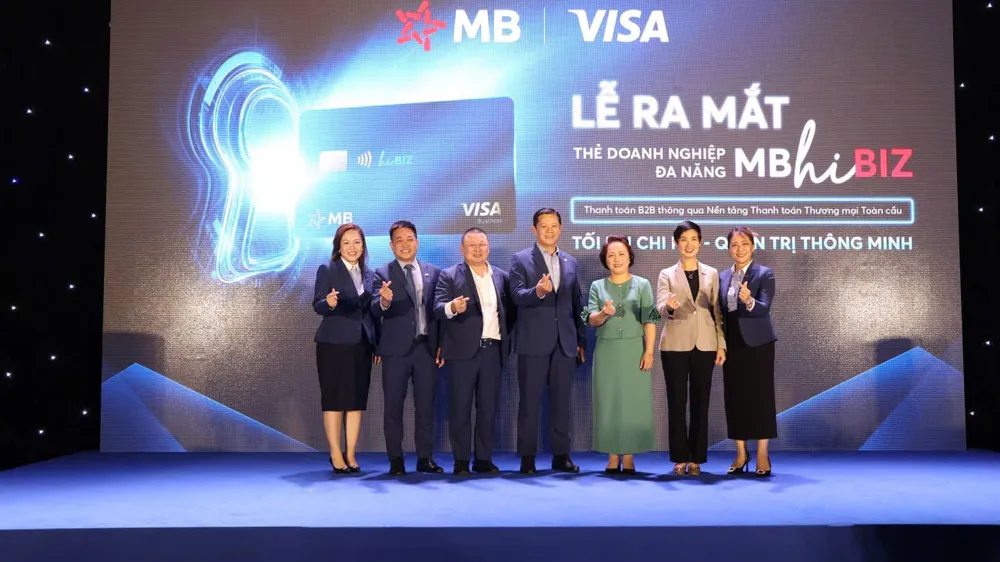 Đại diện MB, VISA chụp ảnh tại sự kiện.jpg