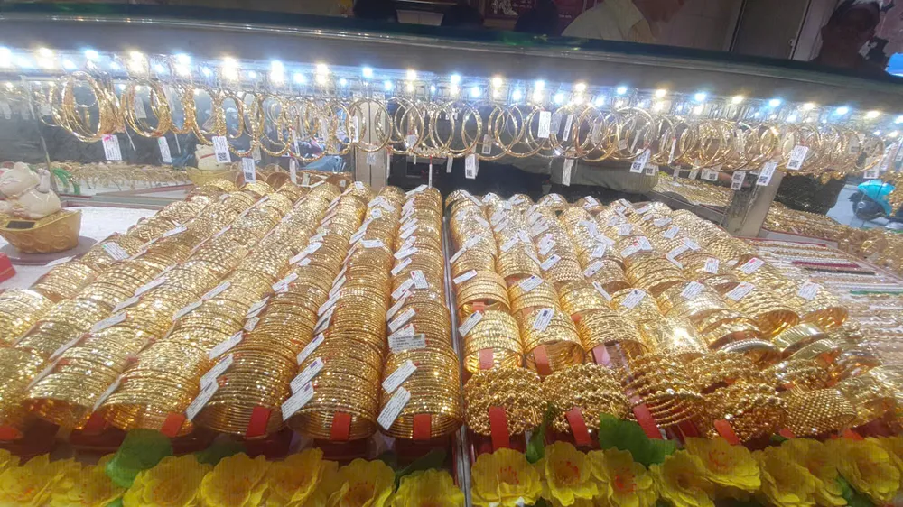 Khó mua vàng miếng SJC, vàng nhẫn 9999, nhiều khách hàng chọn lựa sản phẩm vàng trang sức