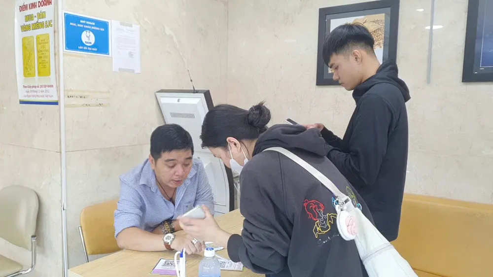 Rất nhiều khách hàng trẻ xếp hàng để mua vàng miếng, trong khi những người già, nhân viên văn phòng chỉ cố gắng tích góp mua 5 phân, hoặc 1 chỉ vàng nhẫn 9999.