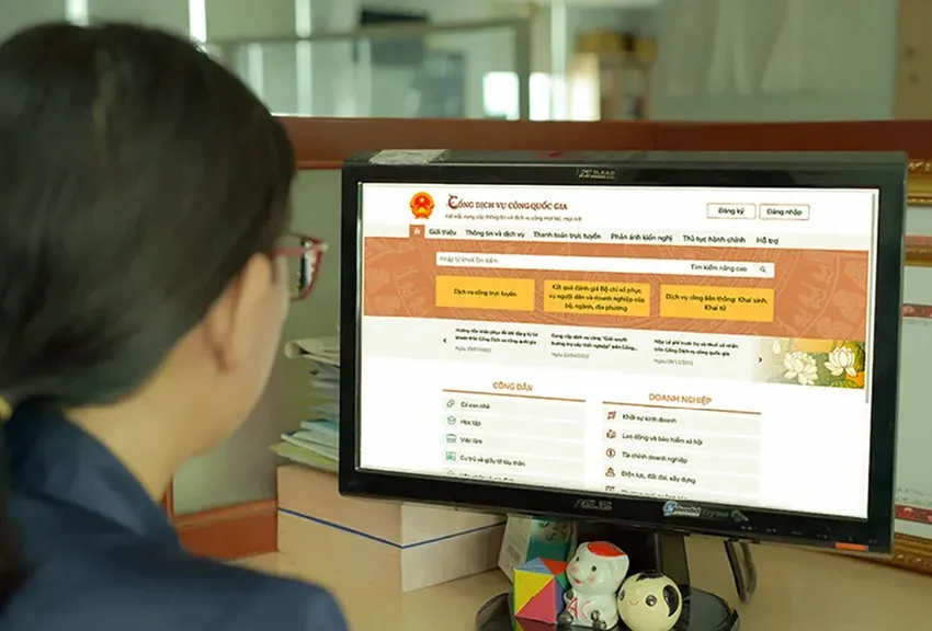 Người dân tìm hiểu về dịch vụ công