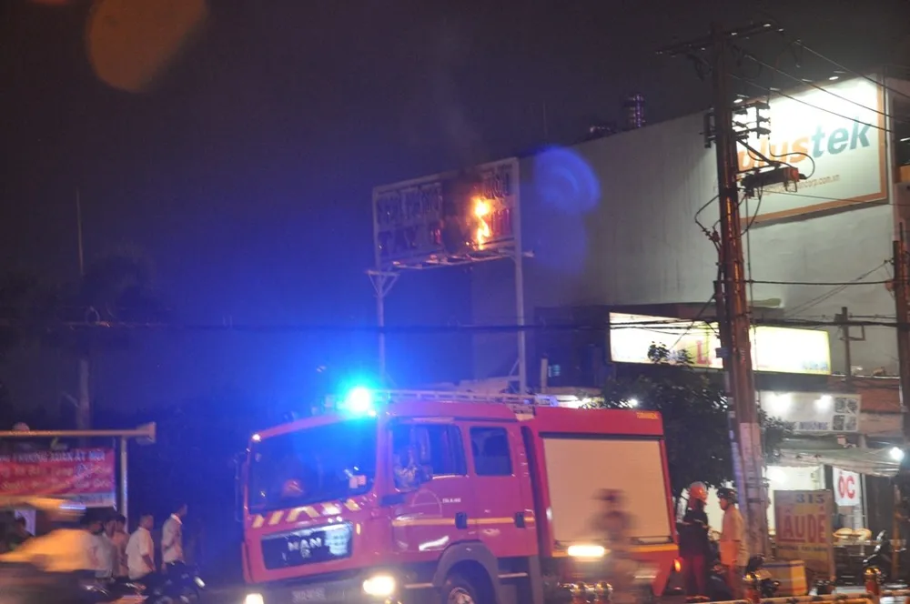 Cháy bảng quảng cáo nhà hàng tiệc cưới, nhiều người hoảng loạn ảnh 1 Cháy bảng quảng cáo nhà hàng tiệc cưới, nhiều người hoảng loạn ảnh 1