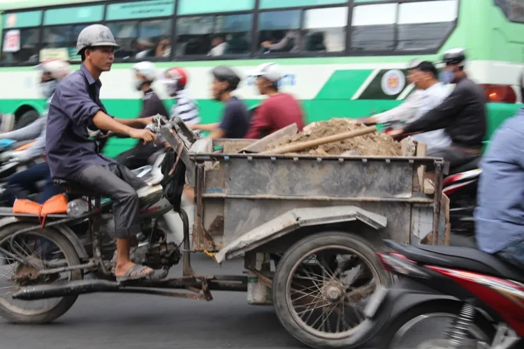 Xe 'mù’, xe ‘mờ’ cản trở giao thông Sài Gòn ảnh 3 Xe 'mù’, xe ‘mờ’ cản trở giao thông Sài Gòn ảnh 3