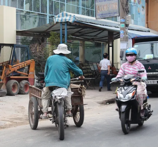 Xe 'mù’, xe ‘mờ’ cản trở giao thông Sài Gòn ảnh 5 Xe 'mù’, xe ‘mờ’ cản trở giao thông Sài Gòn ảnh 5
