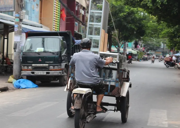Xe 'mù’, xe ‘mờ’ cản trở giao thông Sài Gòn ảnh 6 Xe 'mù’, xe ‘mờ’ cản trở giao thông Sài Gòn ảnh 6