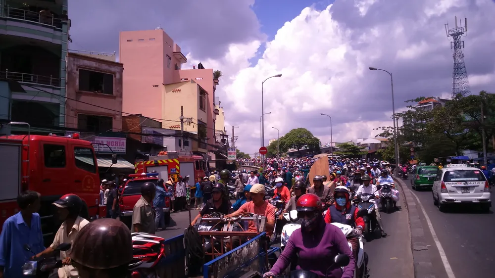 Xe ben mất thắng trên cầu phi thẳng vào nhà dân cán chết 2 người ảnh 5 Xe ben mất thắng trên cầu phi thẳng vào nhà dân cán chết 2 người ảnh 5