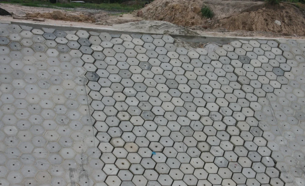 Kênh Ba Bò mới đưa vào sử dụng đã có dấu hiệu hư hỏng ảnh 4