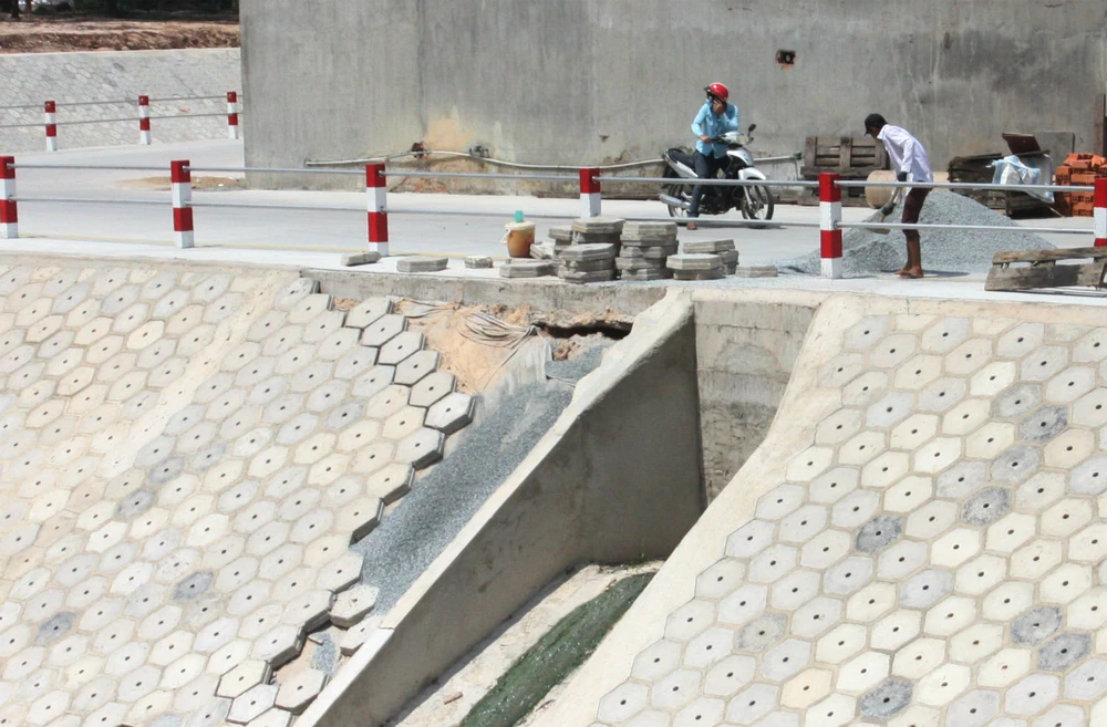 Kênh Ba Bò mới đưa vào sử dụng đã có dấu hiệu hư hỏng ảnh 5