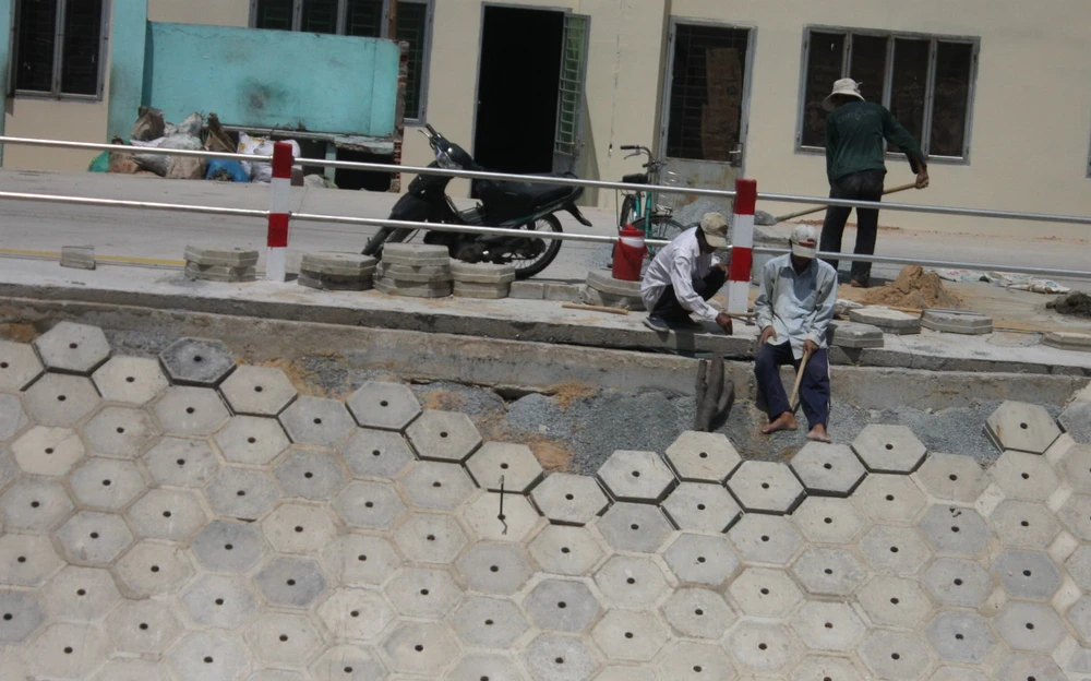 Kênh Ba Bò mới đưa vào sử dụng đã có dấu hiệu hư hỏng ảnh 6