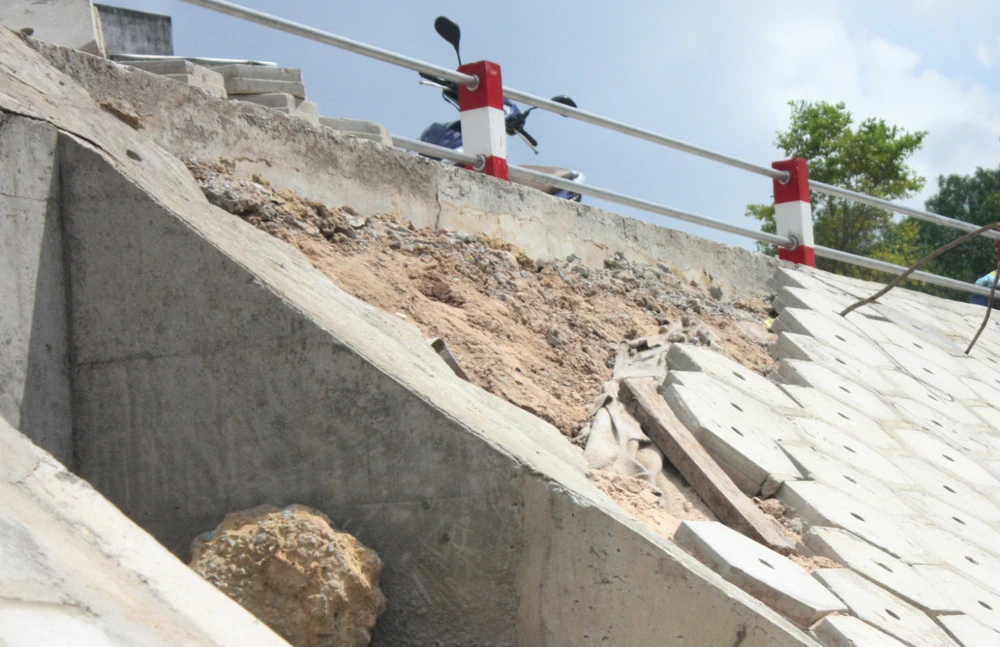 Kênh Ba Bò mới đưa vào sử dụng đã có dấu hiệu hư hỏng ảnh 1