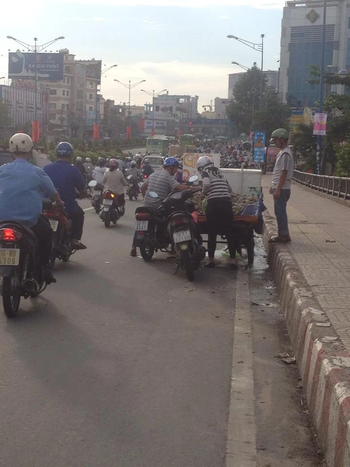 Cầu Tham Lương ‘bốc mùi’ vì tràn lan xe bán hải sản ảnh 1
