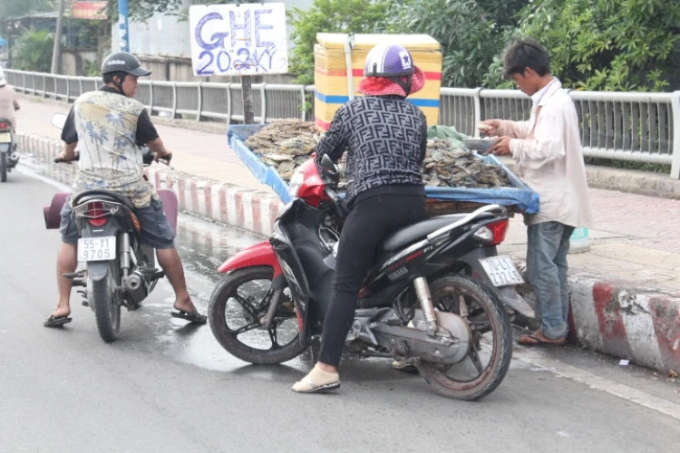 Cầu Tham Lương ‘bốc mùi’ vì tràn lan xe bán hải sản ảnh 3