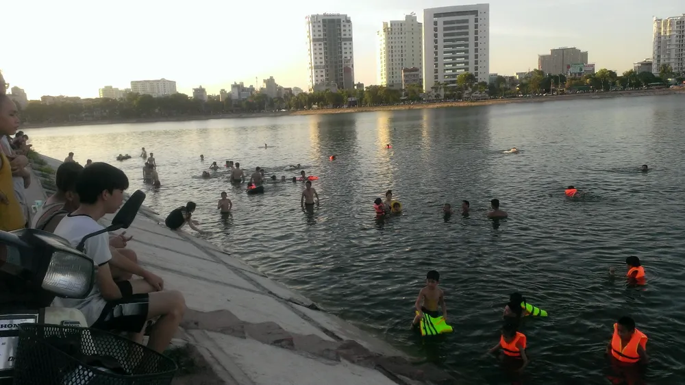 Liên tiếp xảy ra chết đuối, dân Hà Nội vẫn vô tư tắm ‘hồ tử thần’ ảnh 7 Liên tiếp xảy ra chết đuối, dân Hà Nội vẫn vô tư tắm ‘hồ tử thần’ ảnh 7
