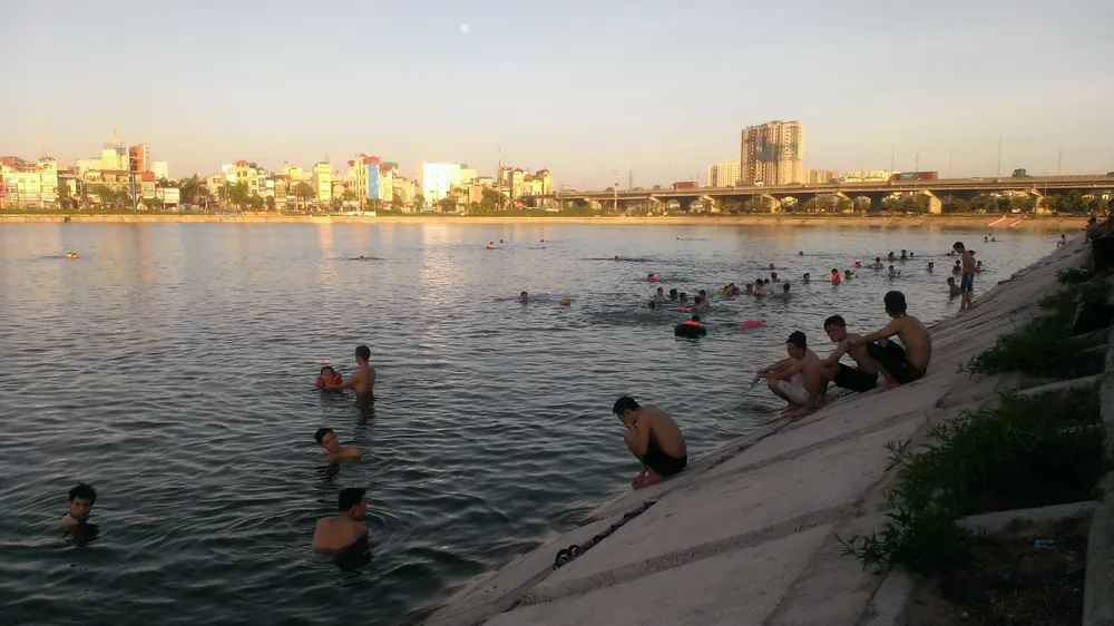 Liên tiếp xảy ra chết đuối, dân Hà Nội vẫn vô tư tắm ‘hồ tử thần’ ảnh 8 Liên tiếp xảy ra chết đuối, dân Hà Nội vẫn vô tư tắm ‘hồ tử thần’ ảnh 8