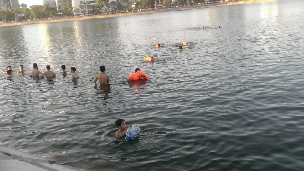Liên tiếp xảy ra chết đuối, dân Hà Nội vẫn vô tư tắm ‘hồ tử thần’ ảnh 2 Liên tiếp xảy ra chết đuối, dân Hà Nội vẫn vô tư tắm ‘hồ tử thần’ ảnh 2