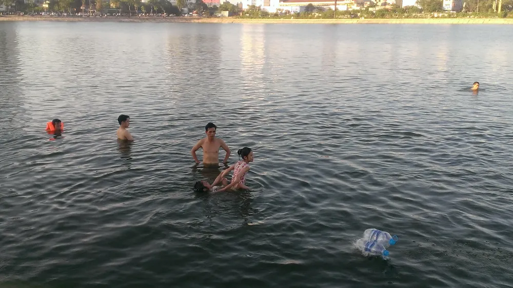 Liên tiếp xảy ra chết đuối, dân Hà Nội vẫn vô tư tắm ‘hồ tử thần’ ảnh 4 Liên tiếp xảy ra chết đuối, dân Hà Nội vẫn vô tư tắm ‘hồ tử thần’ ảnh 4