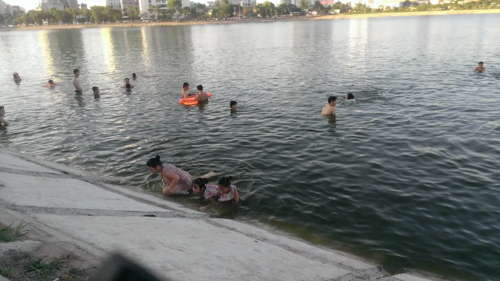 Liên tiếp xảy ra chết đuối, dân Hà Nội vẫn vô tư tắm ‘hồ tử thần’ ảnh 5 Liên tiếp xảy ra chết đuối, dân Hà Nội vẫn vô tư tắm ‘hồ tử thần’ ảnh 5