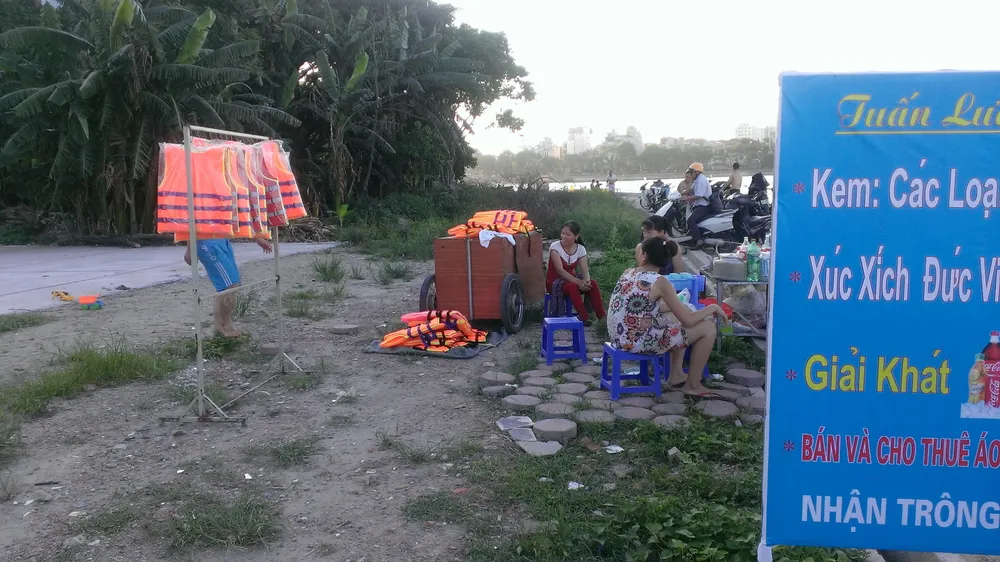 Liên tiếp xảy ra chết đuối, dân Hà Nội vẫn vô tư tắm ‘hồ tử thần’ ảnh 6 Liên tiếp xảy ra chết đuối, dân Hà Nội vẫn vô tư tắm ‘hồ tử thần’ ảnh 6
