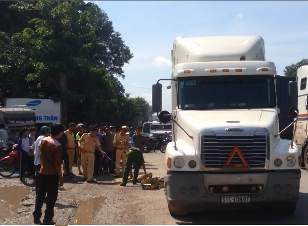 Một thanh niên chết thảm dưới bánh xe container ảnh 1 Một thanh niên chết thảm dưới bánh xe container ảnh 1