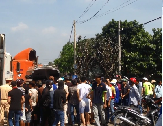 Một thanh niên chết thảm dưới bánh xe container ảnh 2 Một thanh niên chết thảm dưới bánh xe container ảnh 2