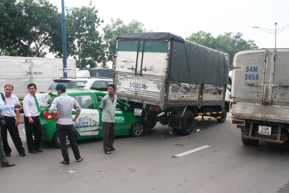 Clip: Tránh người bị ngã, taxi húc đuôi xe tải ảnh 2 Clip: Tránh người bị ngã, taxi húc đuôi xe tải ảnh 2