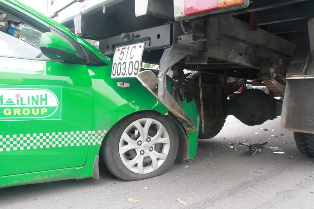 Clip: Tránh người bị ngã, taxi húc đuôi xe tải ảnh 3 Clip: Tránh người bị ngã, taxi húc đuôi xe tải ảnh 3
