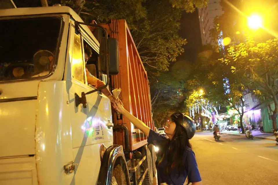 Chùm ảnh: 1.000 bông hồng cảm ơn những người hùng thầm lặng ảnh 9