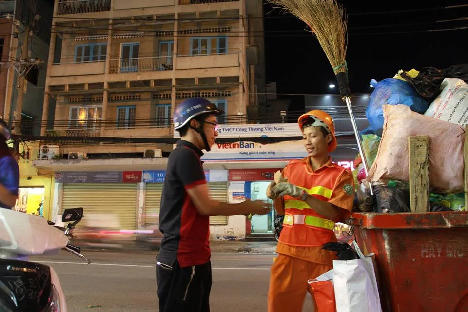 Chùm ảnh: 1.000 bông hồng cảm ơn những người hùng thầm lặng ảnh 7